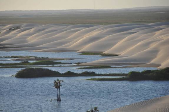 Dunas avançam sobre lagoa nos Pequenos Lençóis, região de Paulino Neves - MA